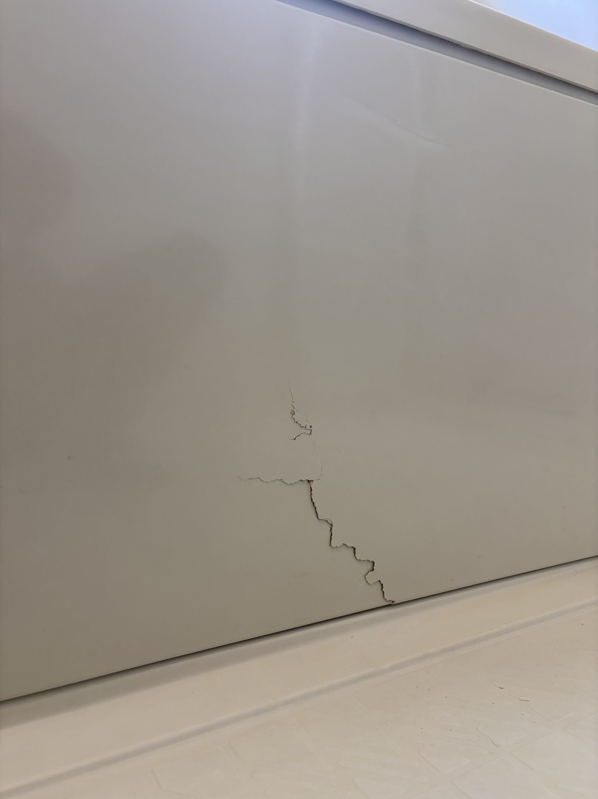 浴槽エプロン割れリペアの画像(施工前)