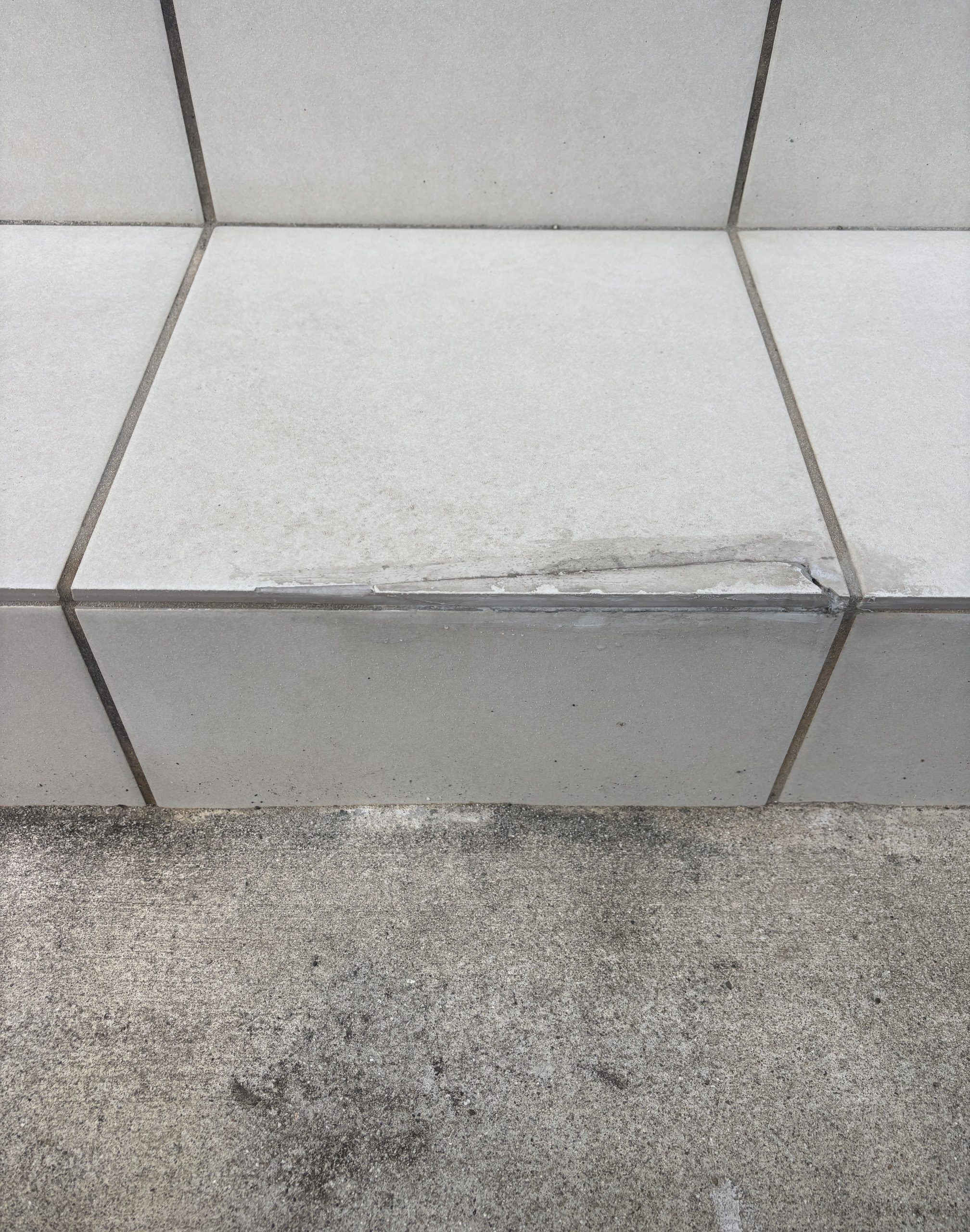 玄関タイル割れリペアの画像(施工前)